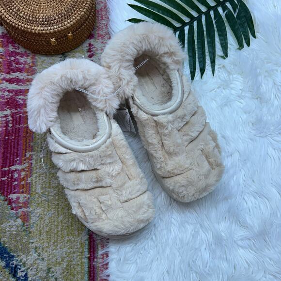 NEW CROCS Cream Plush Stomp Lined Quilted Clogs in Stucco Mens 9 Womens 11 - Picture 2 of 9